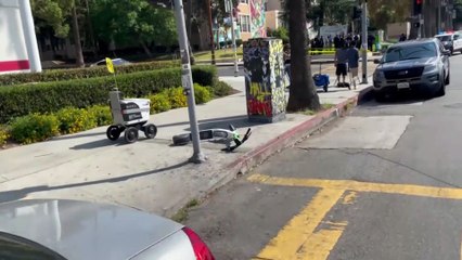 Robô de entrega invade área isolada por policiais nos EUA