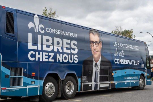 Éric Duhaime arrive avec la musique de Mission impossible (ou presque)