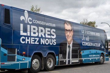 Éric Duhaime arrive avec la musique de Mission impossible (ou presque)