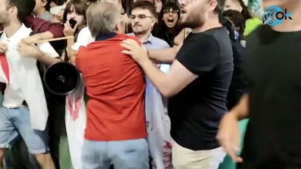 Así enfrentó Bertrand Ndongo, el 'negro de Vox', a la turba podemita que acosó a Olona