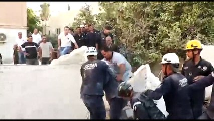 Bebê de quatro meses é resgatado com vida dos escombros de um prédio na Jordânia