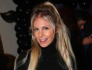 Adixia baisse sa culotte pour engranger de l’argent sur une plateforme de photos de charme !