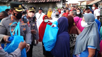 Polres Sidoarjo Bagikan Bansos Kepada Warga Lemah Puro