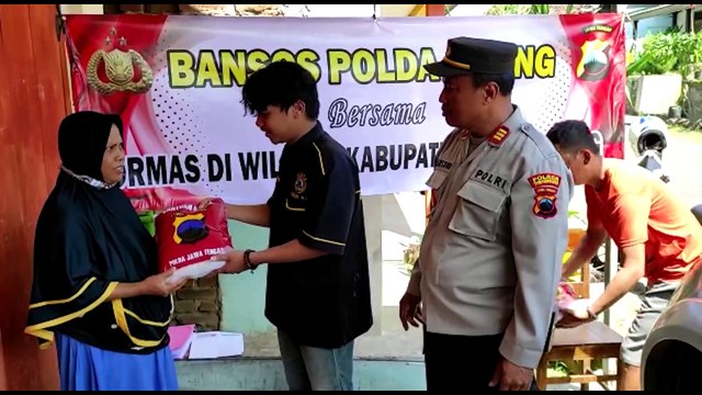 Polres Temanggung Bersama Ormas Salurkan Bansos Kepada Masyarakat Terdampak Kenaikan BBM