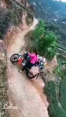 Elle descendent à moto un chemin vertigineux... risqué mais maitrisé