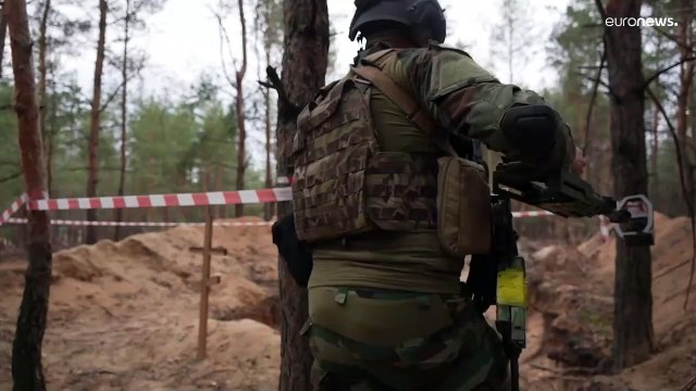 Las autoridades ucranianas encuentran una fosa común con más de 440 cuerpos en Izium
