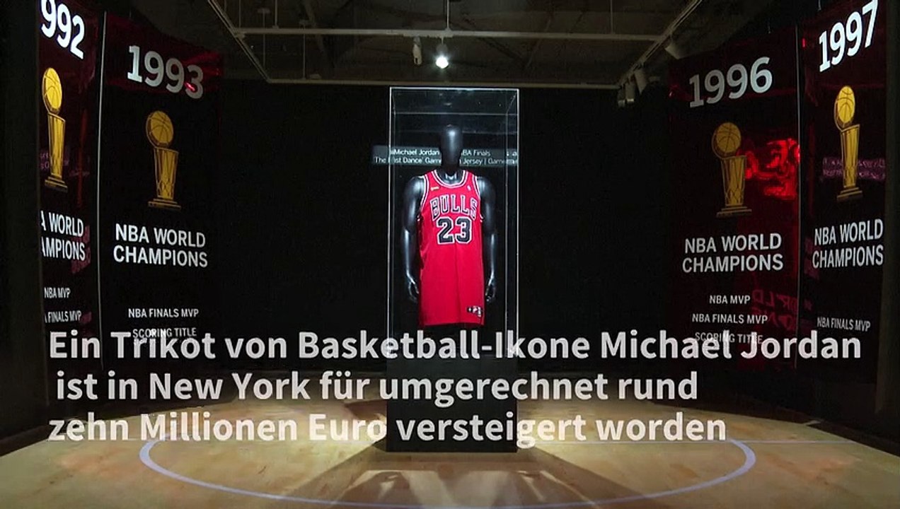 Trikot von Michael Jordan für zehn Millionen Dollar versteigert - video ...