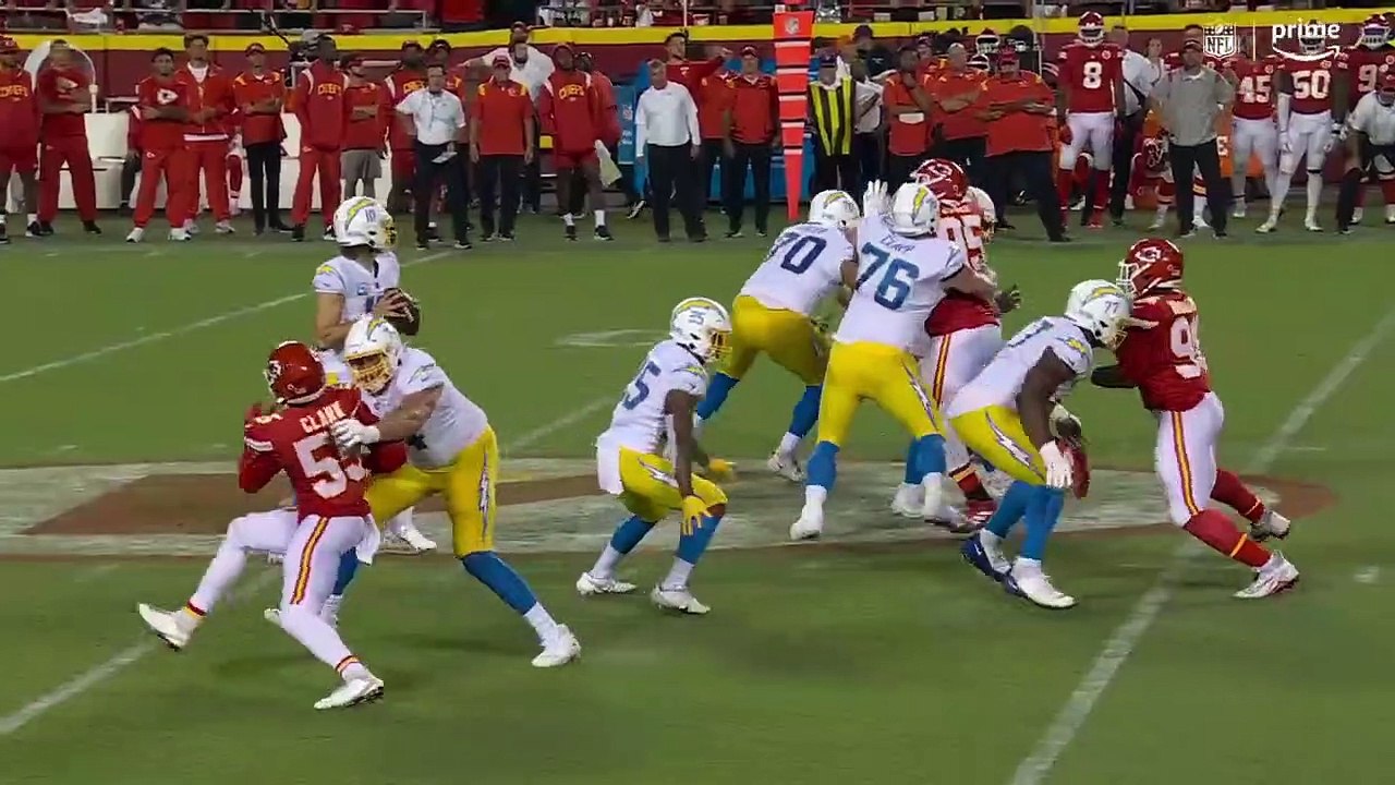 Justin Herbert is playing INJURED & still throwing dimes video