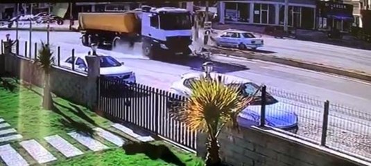 Son dakika haber! Kamyonun otomobile çarptığı kaza kamerada