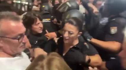 Intentan impedir con un 'escrache' una conferencia de Macarena Olona en Granada