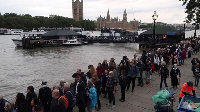 Londra’da Kraliçe II. Elizabeth için 11 saatlik “veda” kuyruğu oluştu