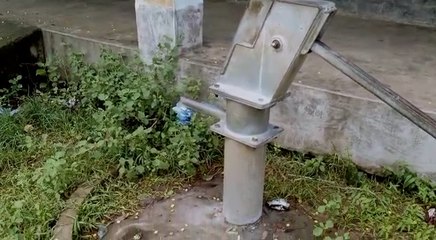 রানিগঞ্জে বিদ্যালয়ের চাপা কল থেকে জলের বদলে বের হচ্ছে ঝাঁঝালো গ্যাস | Oneindia Bengali