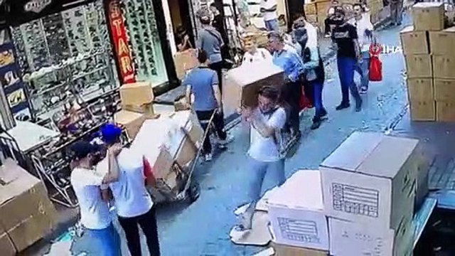 Beyazıt'ta tantanacılık yöntemiyle hırsızlık kamerada