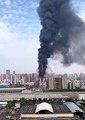 Chine : un violent incendie frappe un gratte-ciel dans le centre du pays - Regardez