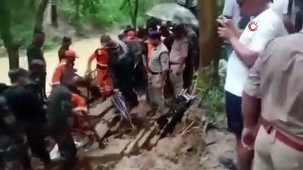 Hindistan'da iki bina çöktü: 12 ölü