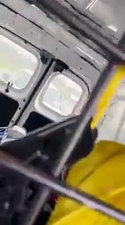 Une conductrice rage contre deux automobilistes et attaque leur camionnette