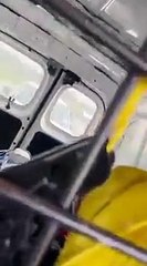 Une conductrice rage contre deux automobilistes et attaque leur camionnette