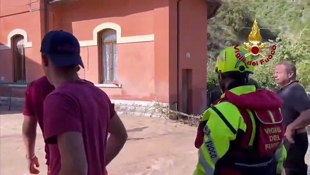 Bomba d'acqua nelle Marche, l'intervento dei vigili del fuoco di Milano