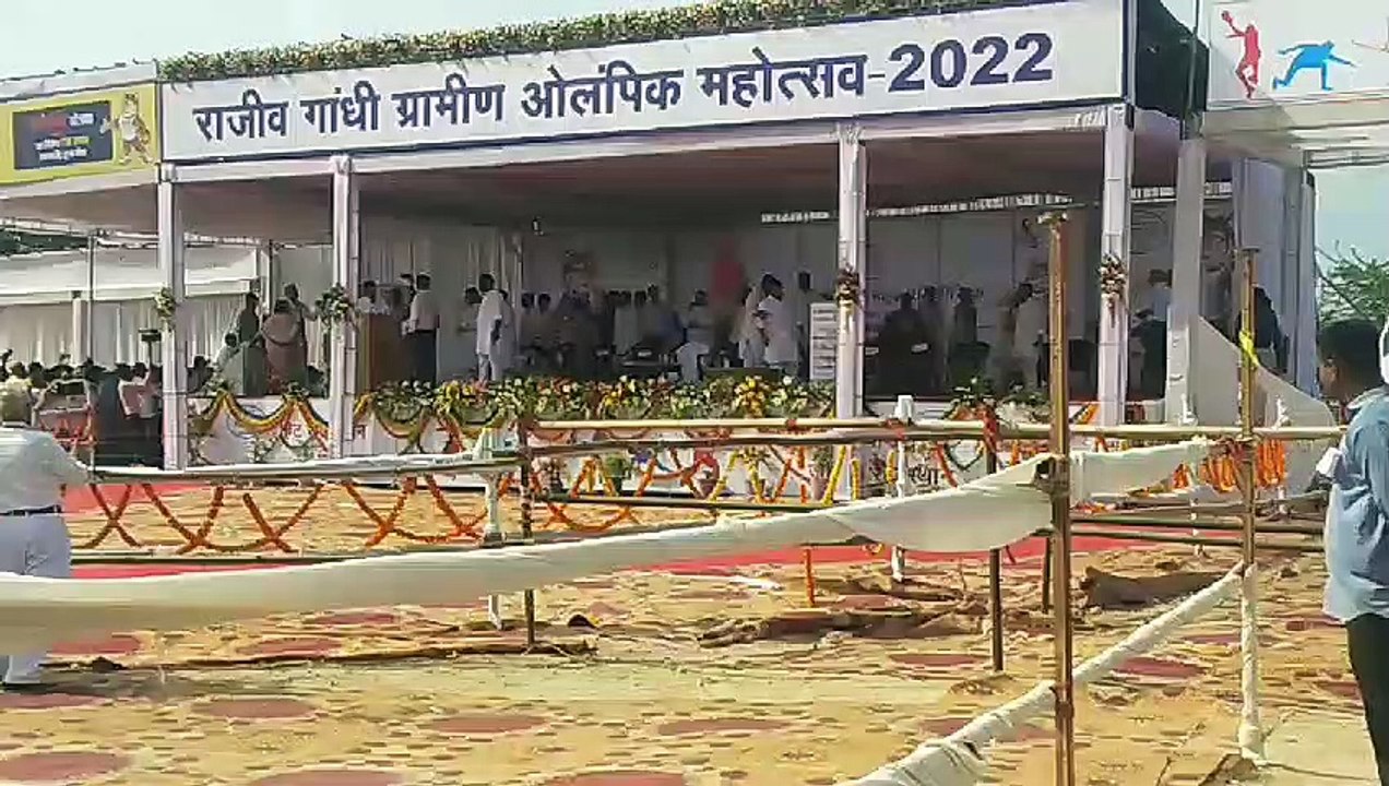 मुख्यमंत्री के पहुंचने से पहले ही गर्मी ने किया लोगों का बुरा हाल