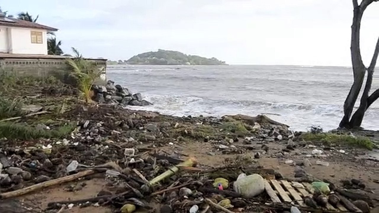 Guyane : la route des plages (Rémire-Montjoly) fermée à cause de la marée (15.01.13)