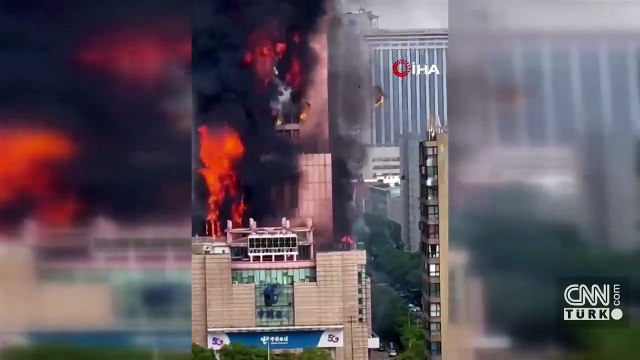 Çin'de korkutan yangın! 42 katlı binayı alevler sardı