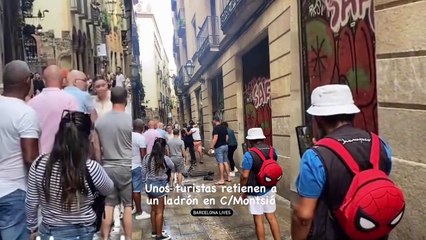 Un grupo de turistas retiene a un ladrón en el centro de Barcelona