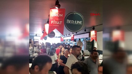 AVM açılışında telefon izdihamı yaşandı