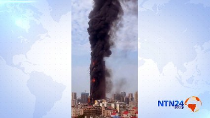 Rascacielos de más de 200 metros se incendia en una ciudad de China