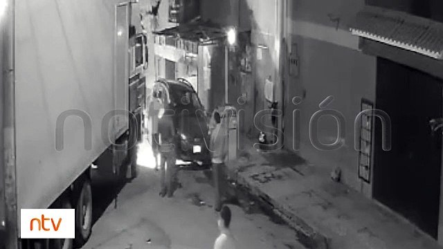 Ingresaba a su garaje y chocó : Vehículo estacionado es impactado por un camión de alto tonelaje