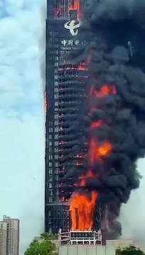 Incêndio consome arranha-céus na China