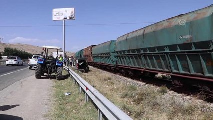 Video herunterladen: Yük treni hafif ticari araca çarptı