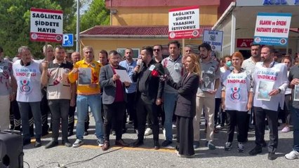 Sağlık Çalışanları, Sağlıkta Şiddeti 'Kanlı Önlük' Giyerek Protesto Etti: "Artık Ailelerimizle, Çocuklarımızla Helalleşerek Kurumlarımıza Geliyoruz"