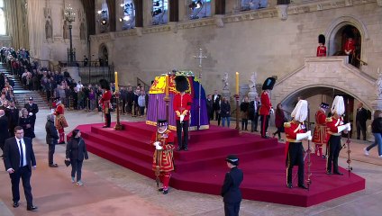 Jacinda Arden curtsies for Queen's coffin