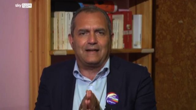 De Magistris: anche ricchi hanno un cuore, è ora di redistribuire