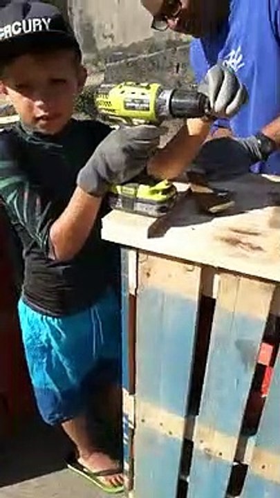 Fabrication de poubelles aux Saintes