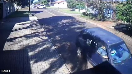 Vídeo mostra forte colisão entre carro e caminhonete no Bairro Santa Cruz