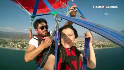 Kuaför, müşterisinin saçını havada böyle kesti