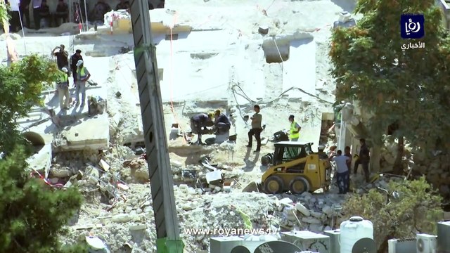 جانب من عمليات رفع أنقاض بناية اللويبدة للبحث عن محاصرين