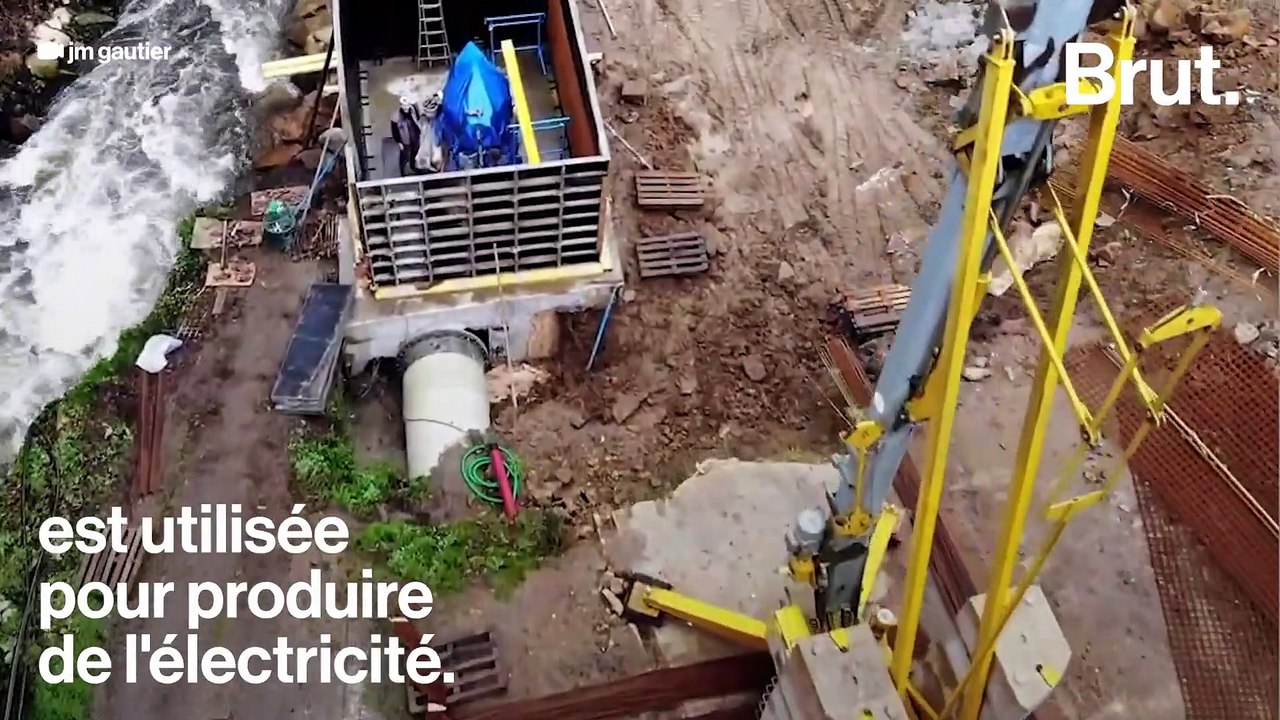 Père et fils construisent une micro-centrale hydroélectrique