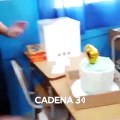 Alumnos regalan torta con billetes a maestra