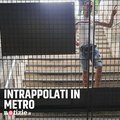 Sciopero mezzi pubblici, a Roma i passeggeri restano intrappolati nella stazione della metro