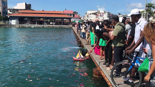 Mise à l'eau du bateau Aurélie et lâcher de fleurs.