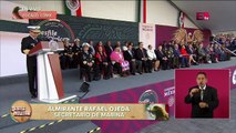 Almirante Rafael Ojeda Durán dirige discurso durante el inicio del Desfile Militar