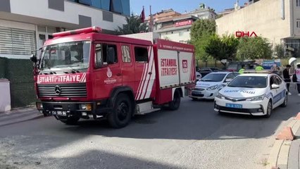 ÜSKÜDAR'DA HAFRİYAT KAMYONU 3 OTOMOBİLE ÇARPIP DEVRİLDİ