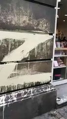 Pintan símbolos prorrusos en la fachada de un centro de refugiados ucranianos