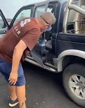 Ricardo Hernández, de Siacan, rescatando a unos cachorros