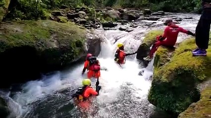 Recherche de l'homme disparu en rivière