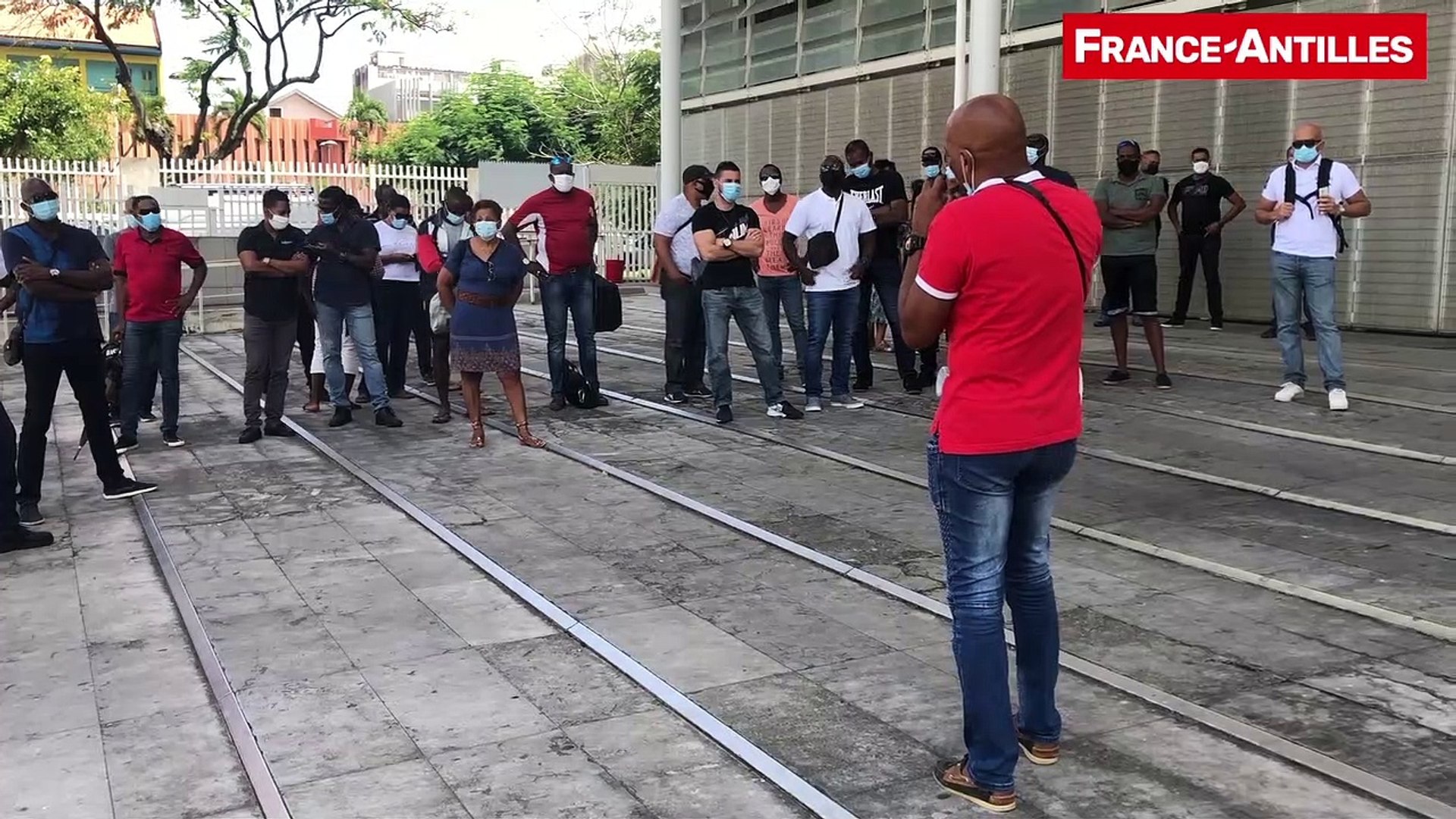 ⁣policiers en colère