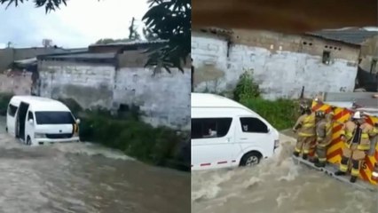Rescatan a 13 niños atrapados en arroyo de Barranquilla