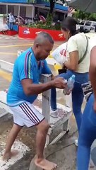 Un homme malin profite des inondations pour se faire beaucoup d'argent !